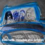 Text: "klaus harth : menschen ohne parkplatz". Zeichnung von Personen in einem Auto, mit blauen und grauen Farbtönen.