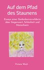 Text: "Auf dem Pfad des Staunens: Essays einer Gedankenverwilderin über Gegenwart, Schönheit und Menschsein. Viviane Weyh."  
Eine Illustration zeigt eine stilisierte Person mit spiralförmigem Haar, dekoriert mit Blättern und Beeren. Hintergrund in Rosa.