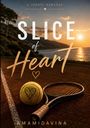 Text: "A Sports Romance", "Slice of Heart", "Amamidavina". Tennisschläger und Ball mit Herzsymbol vor Sonnenuntergang am Meer.