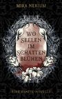 "Wo Seelen im Schatten blühen" steht in schwarzer Schrift, umgeben von weißen Blumen auf dunklem, ornamentalen Hintergrund.