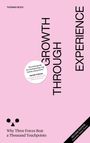 "Growth Through Experience" steht vertikal auf einem rosa Hintergrund. Ein Zitat im Kreis lobt das Werk. Unten: "Why Three Forces Beat a Thousand Touchpoints". Oben links "THOMAS RUCK".