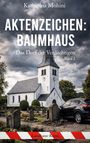 Text: "Katharina Mohini. AKTENZEICHEN: BAUMHAUS. Das Dorf der Verdächtigen. Band 2. Landhaus-Krimi." 
Eine Kirche mit vielen Wolken.