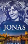 Oben: "JONAS", unten: "BEAT WILD". Porträt eines Mannes auf Backsteinwand, darunter eine Stadtansicht bei Nacht.