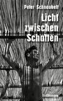 Titel: "Licht zwischen Schatten" von Peter Schnaubelt. Ein Mann im Licht- und Schattenspiel eines Bambusdachs.