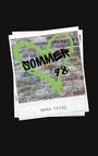 "Sommer '98" in einem grünen Herz auf Backstein. Darunter steht "MARA YAVAŞ". Grafik im Polaroid-Stil.