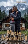 PHILIPP RAIN, Messy Adventures II. Ein Paar umarmt sich küssend im Regen vor einer Holzhütte mit Bergen im Hintergrund.