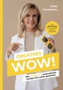 Anika Tannebaum. CREATING WOW! Die Wow-Formel für exzellenten Service & Leadership. Frau mit Brille und gelber Sonnenbrille.