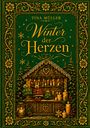 "Tina Müller: Winter der Herzen". Ein festliches Häuschen mit Lichtern, Tannenzweigen und dekorativen Kerzen umgeben von goldenen Mustern.