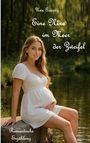 „Eine Nixe im Meer der Zweifel“. Frau in weißem Kleid, sitzt am Wasser, umgeben von Wald.