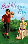 "Bubbelgum Boy" und "NINA LINZ" in bunter Schrift. Zwei Personen, eine mit rosa Haaren, sitzen draußen, Huhn dabei.