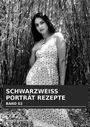 "Schwarzweiß Porträt Rezepte Band 02" steht auf einem Cover. Eine Frau in einem Kleid, umgeben von Bambus, schaut in die Kamera.