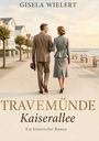 "TRAVEMÜNDE Kaiserallee. Ein historischer Roman." Ein Paar spaziert elegant gekleidet an einer Küstenpromenade.