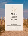 Titel: "Meine Reise zu mir" mit einem goldenen Logo, umgeben von Dünen und einem klaren Himmel.