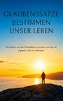 "Glaubenssätze bestimmen unser Leben. Die Kunst, aus der Dunkelheit zu treten, um sich im eigenen Licht zu erkennen."   
Ein Mensch steht bei Sonnenuntergang an einem felsigen Ufer, Blick aufs Meer.