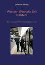 Text: „Johannes Simang. Warten - Wenn die Zeit stillsteht. Das anthropologische Potenzial, das die Bahn uns bietet.“ Ein älterer Herr steigt mit Hilfe eines Jüngeren in einen Zug ein.