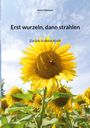 „Erst wurzeln, dann strahlen. Zurück in deine Kraft.“ Große Sonnenblumen unter blauem Himmel.