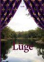 "Lyrik", "Lüge", "Lux Faro". Purpurne Gardinen mit goldenen Lilien öffnen sich zu einem ruhigen Fluss und bewaldetem Ufer.