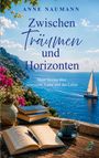 "Zwischen Träumen und Horizonten" von Anne Naumann. Eine Küstenlandschaft, Bücher, Tasse Kaffee und Blumen.