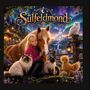 "Sülfeldmond" in geschwungener Schrift. Ein Mädchen umarmt ein Pferd, umgeben von zwei Katzen, einer Eule und einem Huhn vor einer Märchenlandschaft.