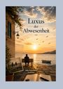 Ein stimmungsvoller Sonnenuntergang am Meer, ein Mann auf einer Bank. Text: "Luxus der Abwesenheit." Ein offenes Buch.