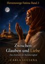 "Herzenswege Fatima Band 3. Zwischen Glauben und Liebe: Das Zentrum der Barmherzigkeit. Carla Luciana." Eine Frau betet nachts in der Wüste, mit Moschee im Hintergrund.