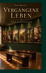 „Vergangene Leben - Eine Ausstellung“ von Paul Martín, darunter „Illustrierte Ausgabe“. Raum mit Gemälden und Holzbänken.