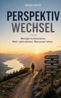"PERSPEKTIV WECHSEL", "Weniger funktionieren. Mehr wahrnehmen. Bewusster leben." Wanderer bei Sonnenuntergang.