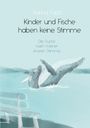 Texte: "Karina Faza", "Kinder und Fische haben keine Stimme", "Die Suche nach meiner inneren Stimme". 

Zwei Wale springen über Wasser, im Vordergrund eine Bank. Pastellfarbene Illustration.