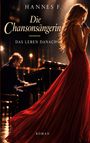 Texte: "Hannes F.", "Die Chansonsängerin", "Das Leben danach", "Roman".  
Frau im roten Kleid, singt, Pianist im Hintergrund.