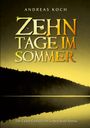 „Zehn Tage im Sommer“ von Andreas Koch. Ein gelber Himmel über einer dunklen Waldsilhouette, reflektiert im Wasser.