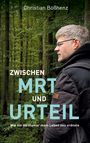Titel: "ZWISCHEN MRT UND URTEIL" von Christian Bößhenz. Untertitel: "Wie ein Hirntumor mein Leben neu ordnete". Im Wald steht ein Mann im Profil.
