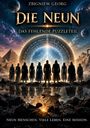 "Die Neun: Das fehlende Puzzleteil" zeigt neun Personen vor einem leuchtenden Tor, im Hintergrund Pyramiden und Ruinen.