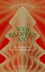 "WER KLOPFET AN?" in grüner Schrift über festlicher, wellenförmiger Grafik auf rotem Hintergrund, mit Sternendetails.