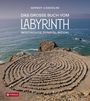 Text: Gernot Candolini, Das grosse Buch vom Labyrinth, Geschichte, Symbol, Ritual. Es zeigt ein Steinkreis-Labyrinth auf einer Klippe am Meer.