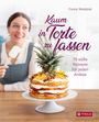 „Kaum in Torte zu fassen“, 75 süße Rezepte. Eine Frau mit Kuchenschaufel; mehrstöckige Torte mit Ananas obenauf.