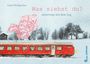 „Was siehst du? unterwegs mit dem Zug.“ Roter Zug fährt durch verschneite Landschaft. Schneefall, Bäume im Hintergrund.