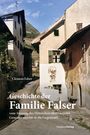 „Clemens Falser, Geschichte der Familie Falser, vom Ausgang des Mittelalters über 14 Generationen bis in die Gegenwart.“  
Zwei Gebäude in einem engen, sonnenbeschienenen Gassenbereich mit Berg im Hintergrund.