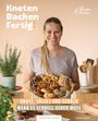„Kneten. Backen. Fertig!“ Brote, Süßes und Gebäck, wenn es schnell gehen muss. Frau hält Tablett mit Gebäck.