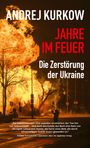 "Andrej Kurkow: Jahre im Feuer. Die Zerstörung der Ukraine." Flammen hinter Bäumen und Laternenpfählen.