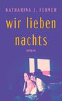 „KATHARINA J. FERNER wir lieben nachts ROMAN“. Zwei Personen sitzen eng umschlungen auf einem Bett.