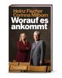 Text: Heinz Fischer, Corinna Milborn, Worauf es ankommt. Zwei Personen in einem Theatersaal, Frau im roten Blazer, Mann im Anzug.