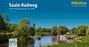 „Saale-Radweg“, „Vom Fichtelgebirge zur Elbe“, „bikeline“. Landschaft mit Fluss, Radfahrern, Boot und grünen Bäumen.