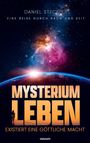 "MYSTERIUM LEBEN" über kosmischem Hintergrund mit Erde, leuchtenden Sternen und einer Silhouette vor einem Sonnenaufgang.