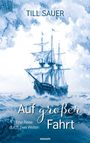 Text: "TILL SAUER" und "Auf großer Fahrt. Eine Reise durch zwei Welten". Illustration eines Segelschiffs auf dem Meer.