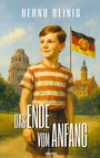 Der Text lautet „Bernd Reinig, Das Ende vom Anfang, novum.“ Ein Junge im gestreiften Shirt vor einem Denkmal und DDR-Flagge.