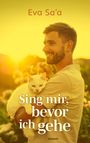 Text: "Eva Sa'a. Sing mir, bevor ich gehe. novum". Ein Mann hält eine weiße Katze im Sonnenuntergang.