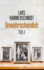 Text: "Lars Hammerschmidt Unwahrscheinlich Teil 1". Drei gerahmte Schwarz-Weiß-Fotos auf einem Holzregal vor einer weißen Wand.
