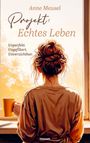 "Projekt: Echtes Leben. Unperfekt. Ungefiltert. Unverzichtbar." Frau mit Dutt sitzt am Fenster, hält eine Tasse.