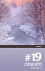 #19 novum VOLUME 3. Winterlandschaft mit Fluss, schneebedeckten Bäumen, sanftem Licht und blassem Himmel.