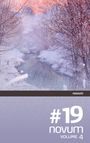 "#19 novum VOLUME 4" unten. Winterliche Flusslandschaft, Bäume mit Schnee bedeckt, sanfte Farben und Nebel.